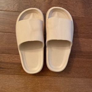 Pillow slides in colour “oat latte” . Size 7